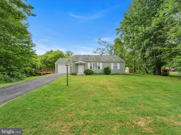 1042 W Woodland Dr, Schuylkill Haven, PA 17972