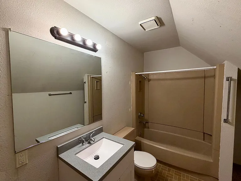 724 Washington St — Photo 7