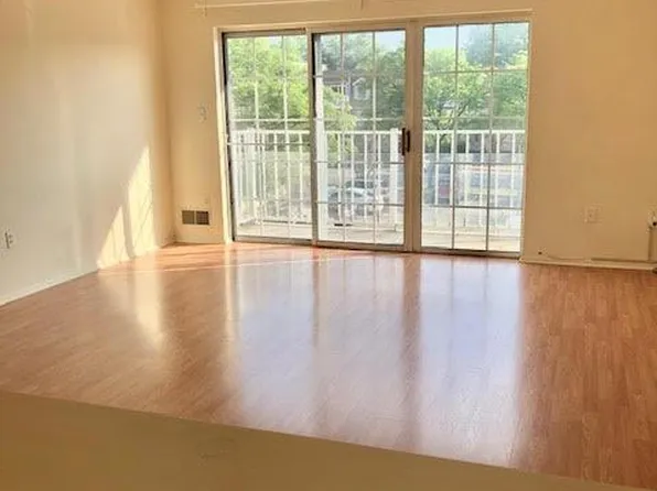 200 Crown Ct, Edgewater, NJ 07020