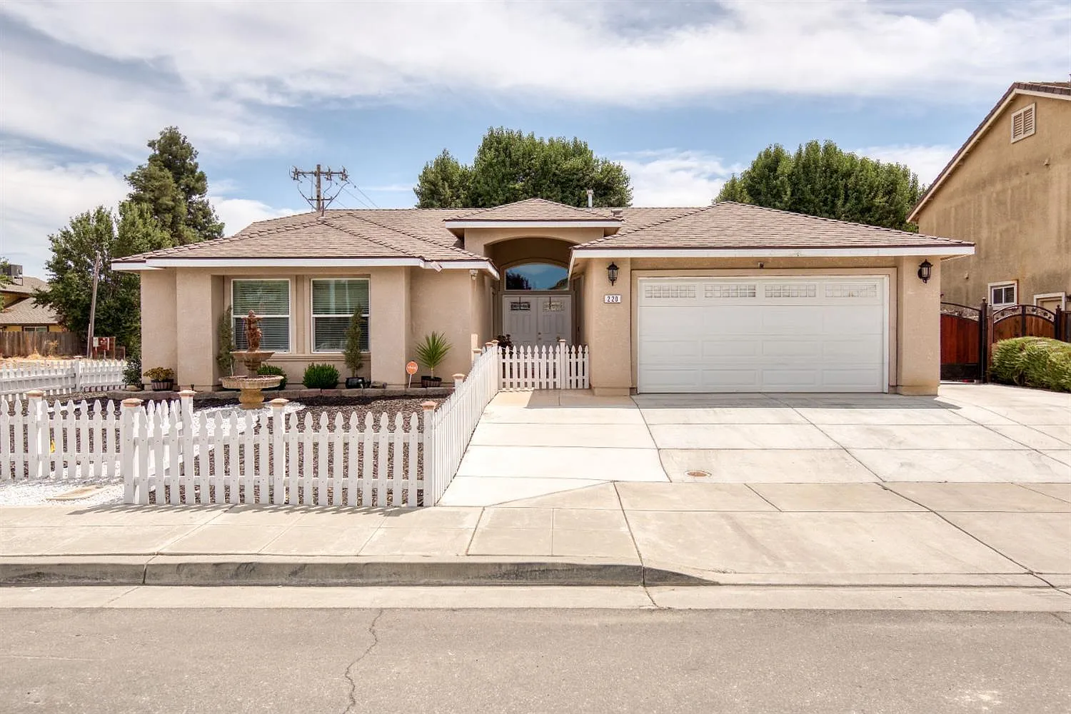 220 Oleander Dr photo 1