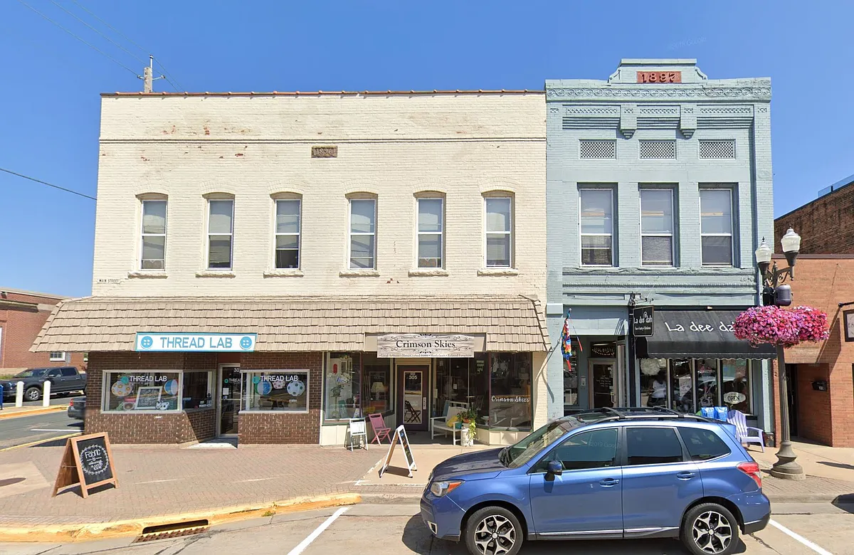 Building Photo - 301 Main St E