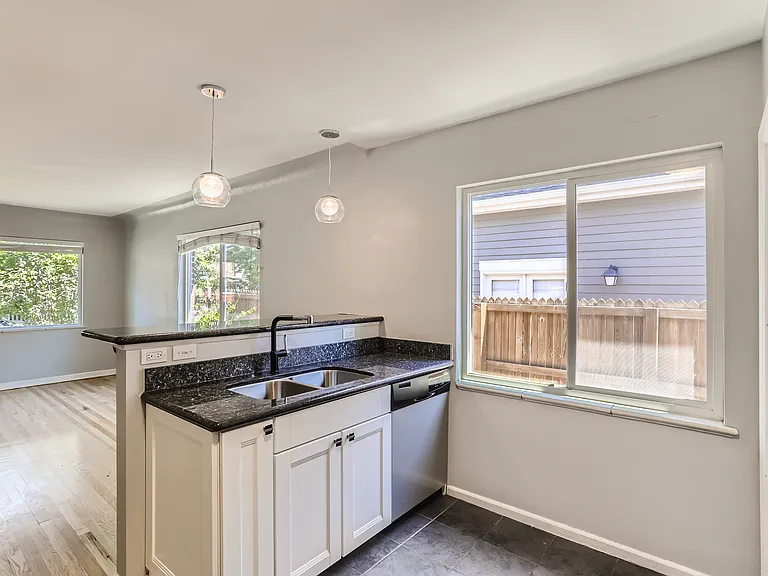 749 N Ash St — Photo 14