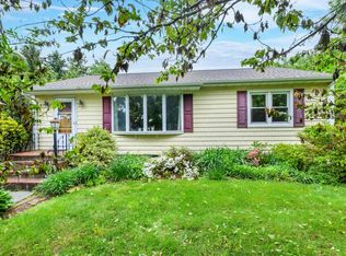 10 Sunset Dr, Yorktown Heights, NY 10598