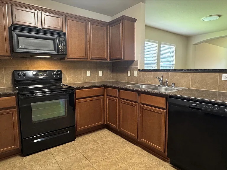 327 Elam Dr — Photo 5