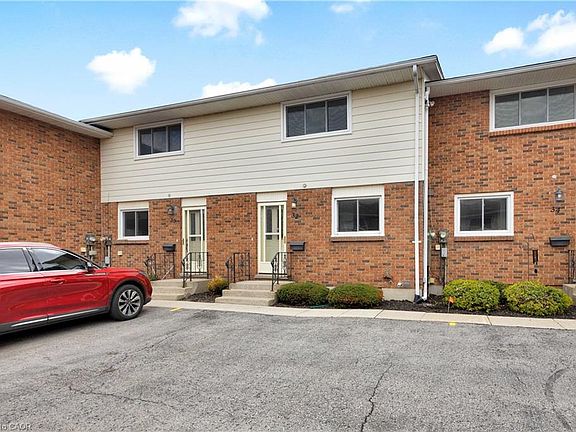 2nd image of 32 Montclair Cres