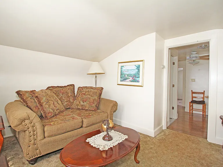 563 Aquidneck Ave — Photo 7