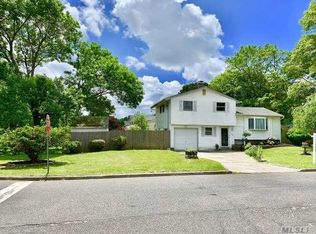 1502 Wave Ave, Medford, NY 11763