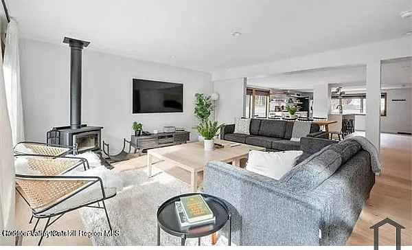 5 bed, 2980 sqft, $4,331 — Photo 3