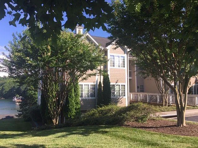 335 S Pointe Shore Dr photo 1