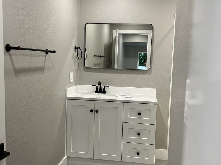 2925 N Travis St — Photo 8