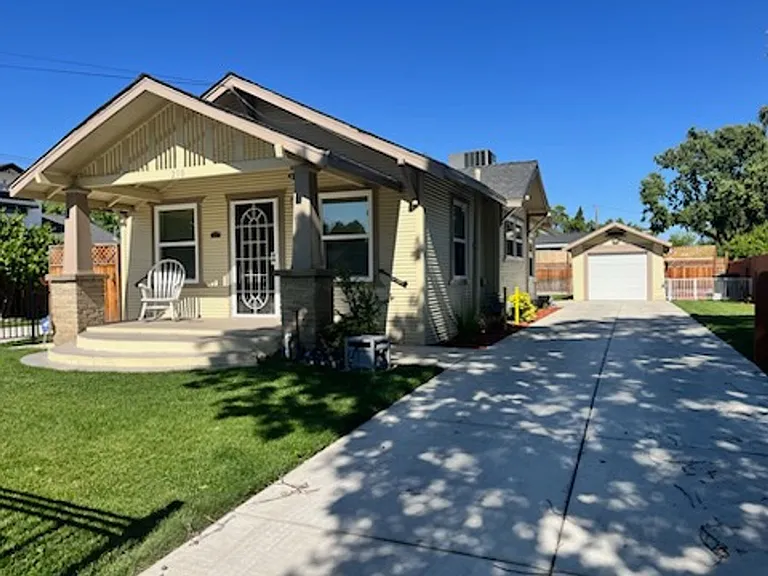 210 Las Flores Ave — Photo 4