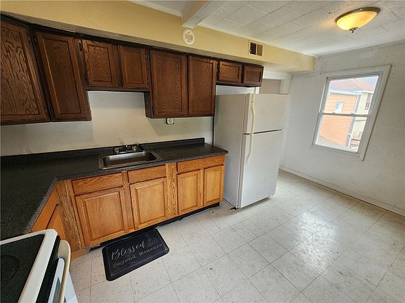 4th image of 706 Holland St
