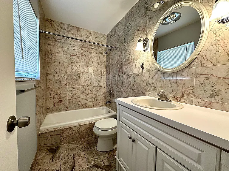 1261 SE 4th St #2 — Photo 9