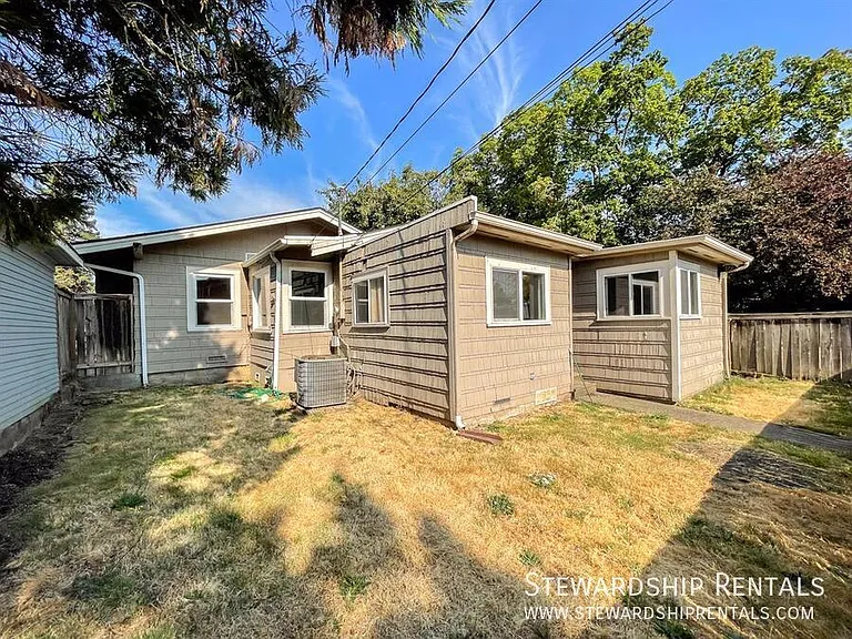 1745 Olive St — Photo 26