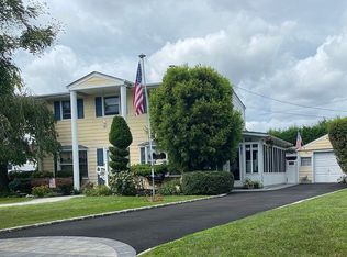 20 Griddle Ln, Levittown, NY 11756