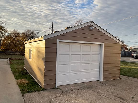 1-1/2 car garage with opener