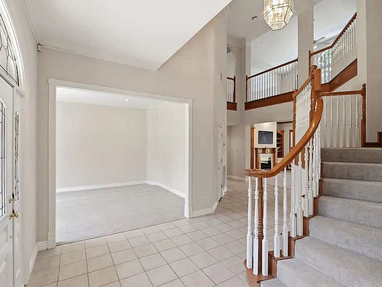 1020 Highland Oaks Dr — Photo 3
