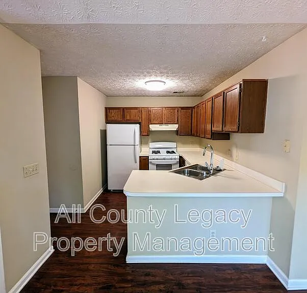 1307 Yorkshire Ln — Photo 4