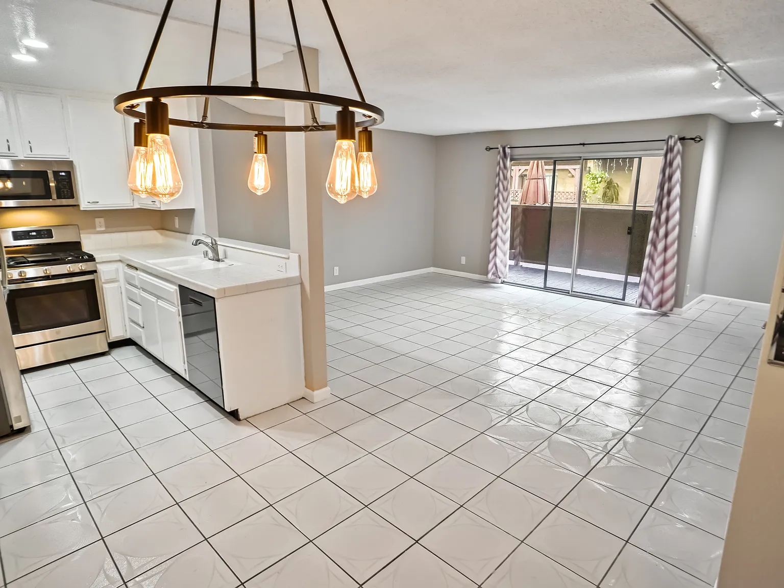2 bed, 986 sqft, $2,750 — Photo 4