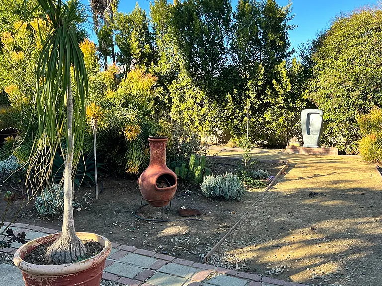 Lovely drought tolerant / landscaped back garden, tranquil and inviting