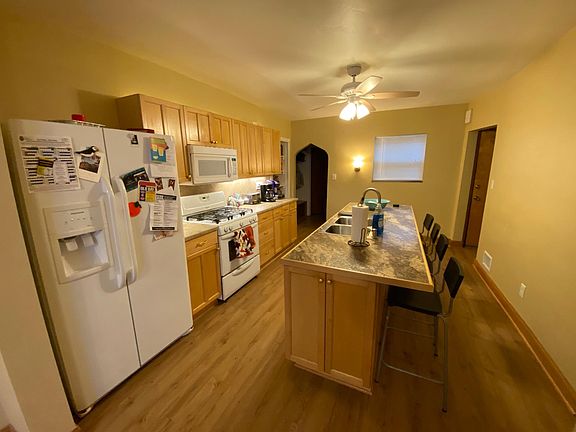 Kitchen 
refrigerator
gas stove
dishwasher
built-in microwave
