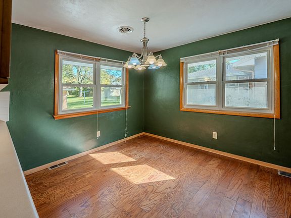 5th image of 1427 S Walnut Ave