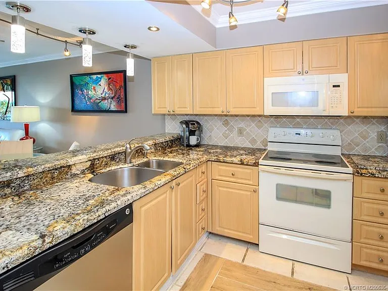 4720 NE Sandpebble Trce #403 — Photo 10