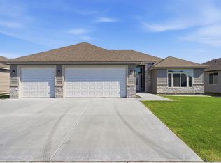 8713 Dusty Maiden Dr, Pasco, WA 99301