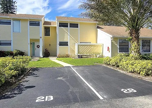 402 Lakewood Ct #2B Photo 1
