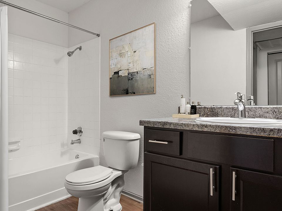 C242360 Calloway_VS Still_1B1B_Bathroom