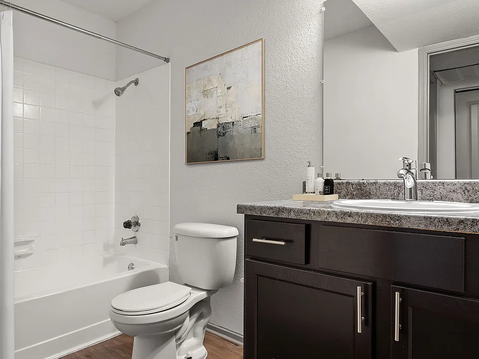 C242360 Calloway_VS Still_1B1B_Bathroom