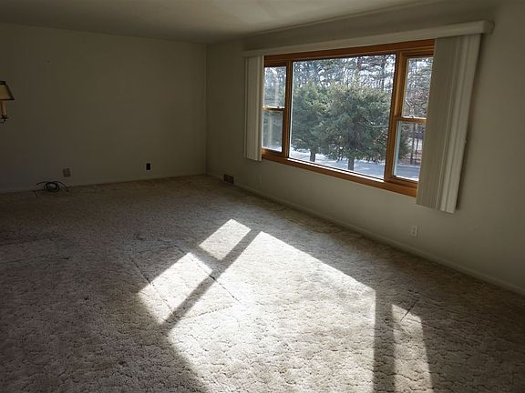 3rd image of 2914 Polzer Dr