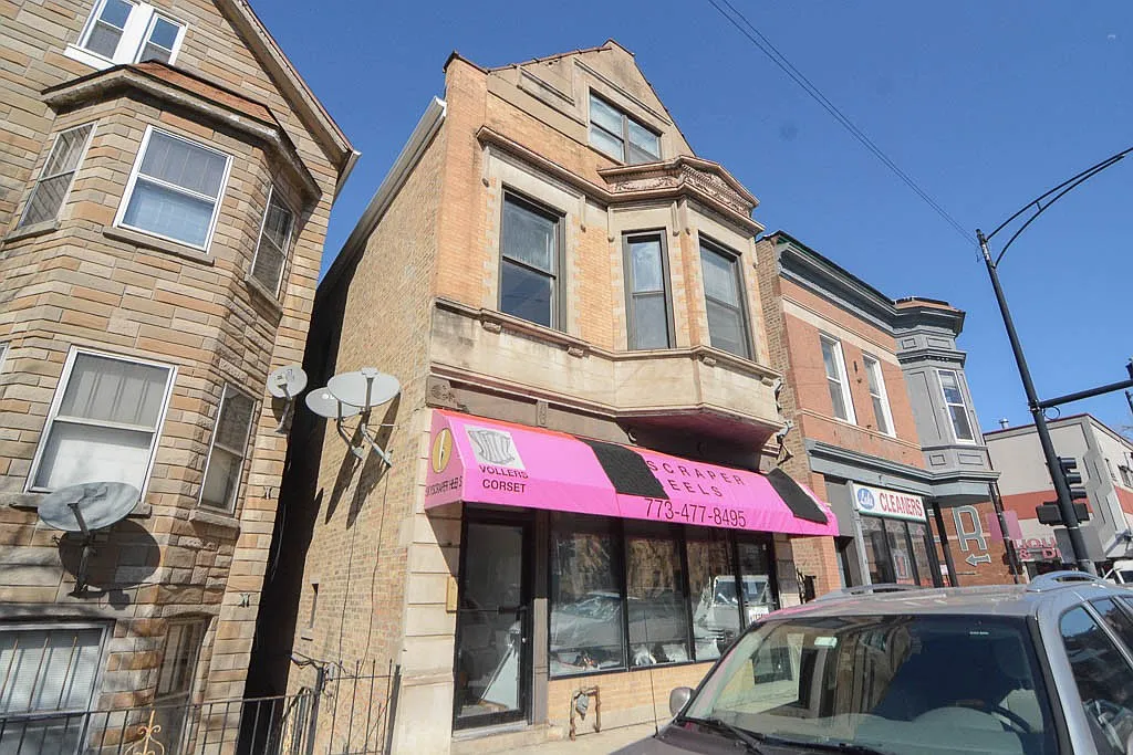 Astounding 2 Bed, 1 Bath at Belmont + Leavitt (Roscoe Village) — Photo 1