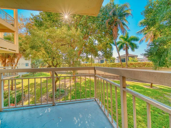 8290 Lake Dr APT 236, Doral, FL 33166