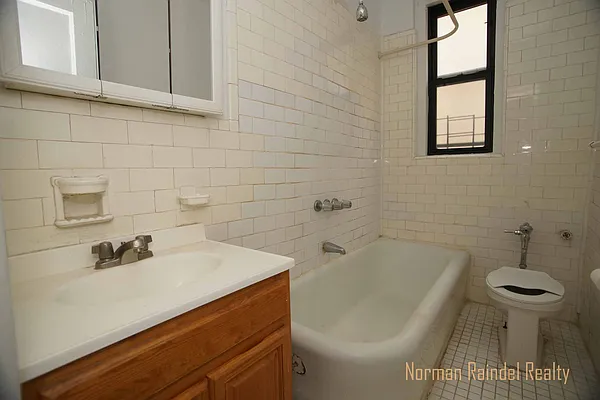 Rented by Norman Raindel, LREB | media 23