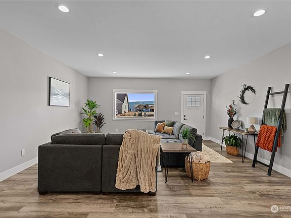 3rd image of 909 NE Tyler Place