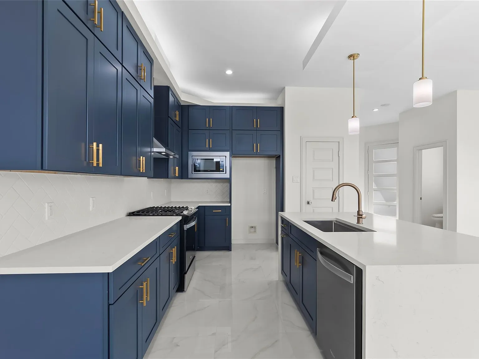 3 bed, 2.5 bath, 2100 sqft, $3,500 — Photo 1