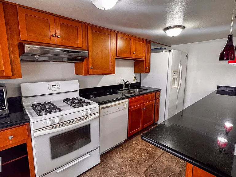 Spacious 3bd/3ba on Broadway! — Photo 4
