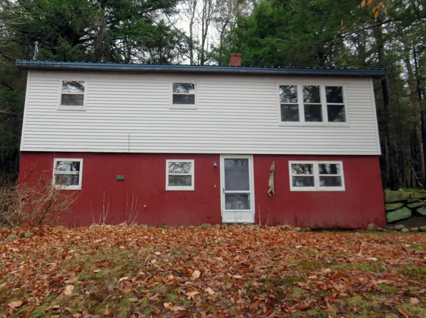 665 Memorial Dr, Winthrop, ME 04364