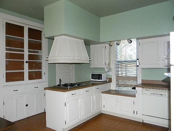 Cute Kitchen with all the appliances staying:  including double wall oven