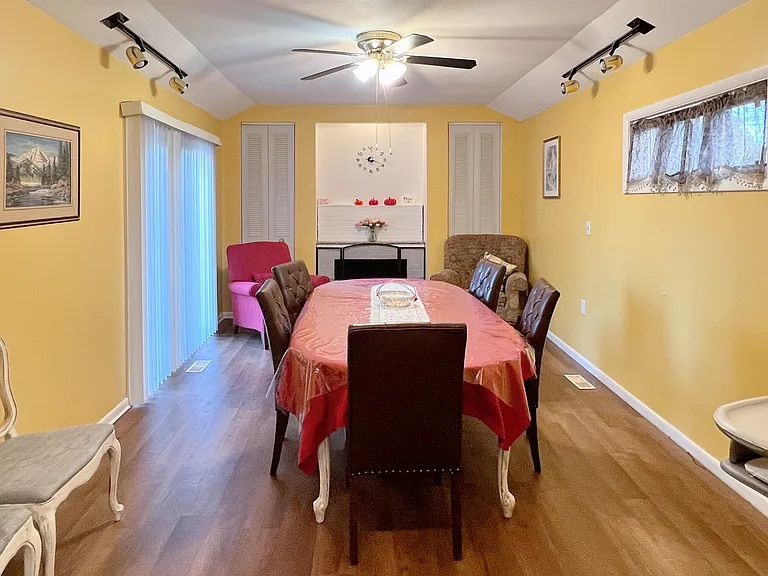 924 Princess Dr — Photo 2