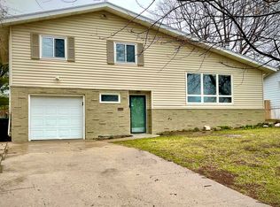 7622 Windsor Dr, Omaha, NE 68114