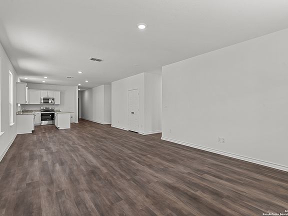 4th image of 805 Heartseed Avenue