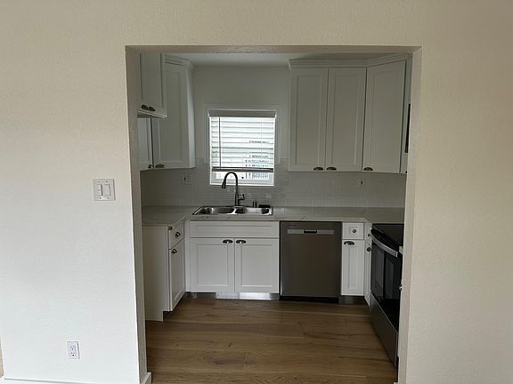 4th image of 4412 Ventura Blvd #5