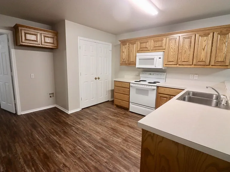 1124 W Spring St — Photo 5