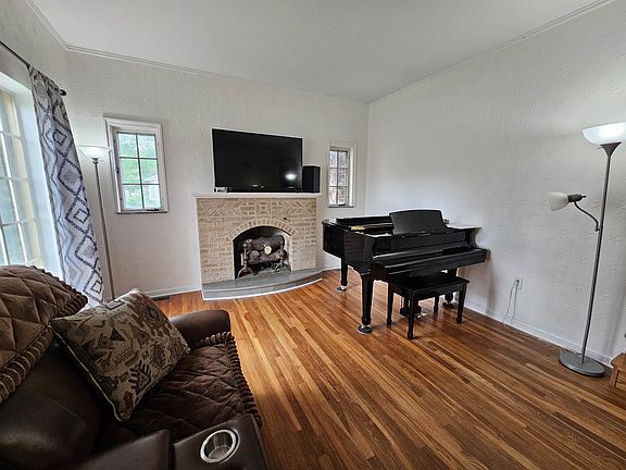 3rd image of 2602 W A St