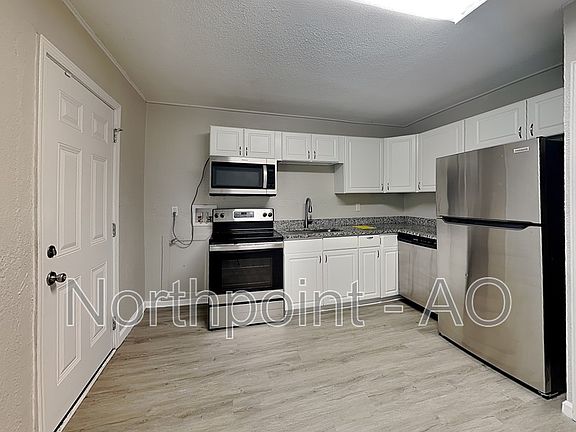 4th image of 15333 Fuller Ave