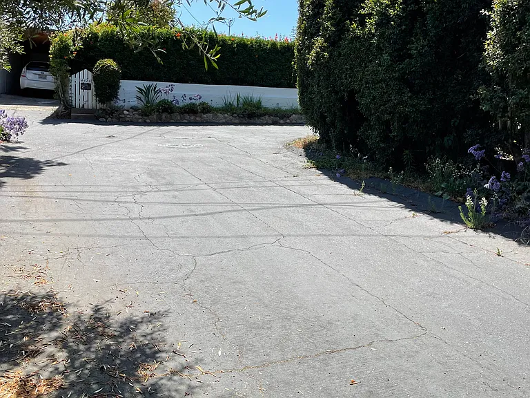 Aragon Dr — Photo 35