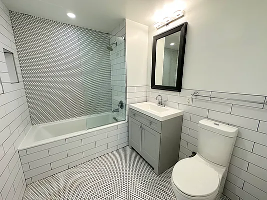 Sold by R New York | media 9