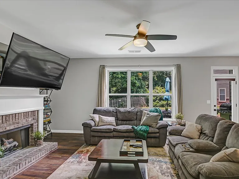 114 Creighton Ln — Photo 5